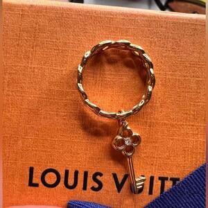 LV Ring With Key With Stone Complete